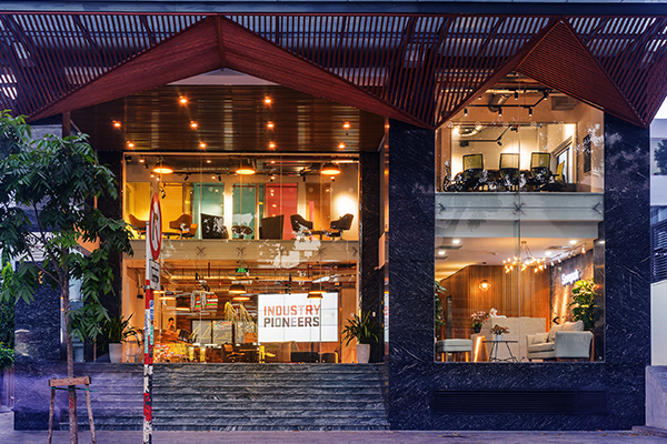 Trung tâm UAC - Mặt ngoài