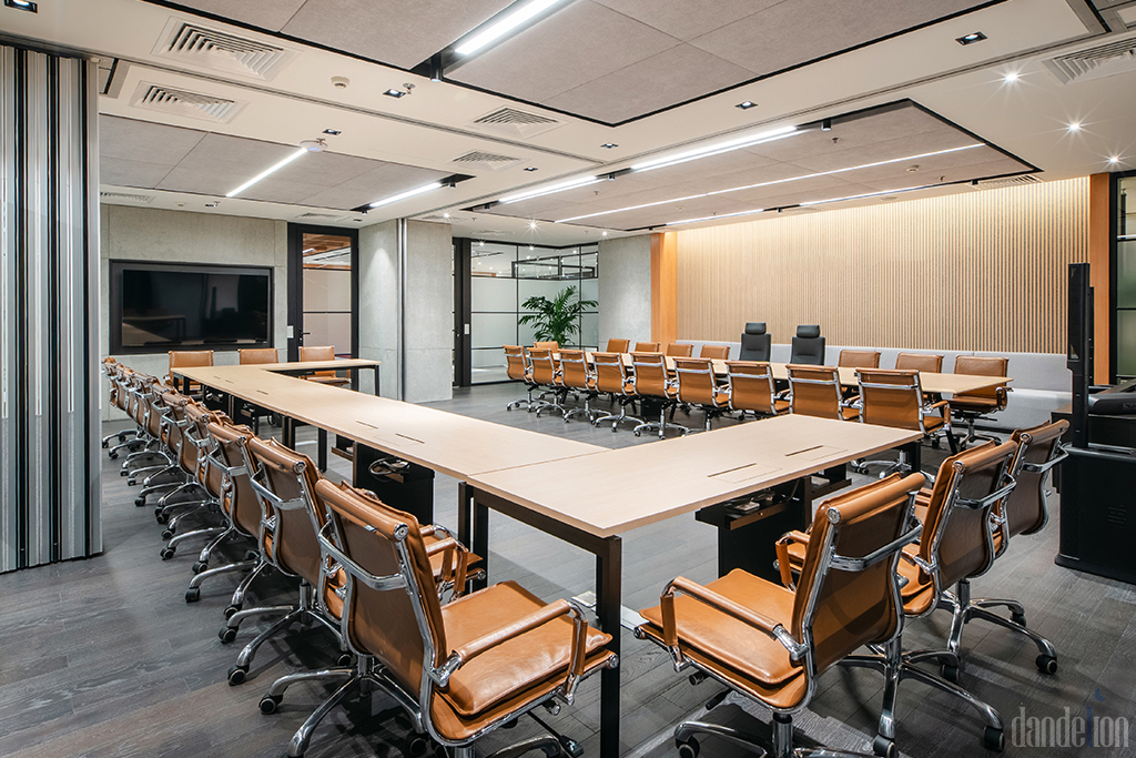 HL combined meeting rooms – flexible large-capacity boardroom with movable partitions