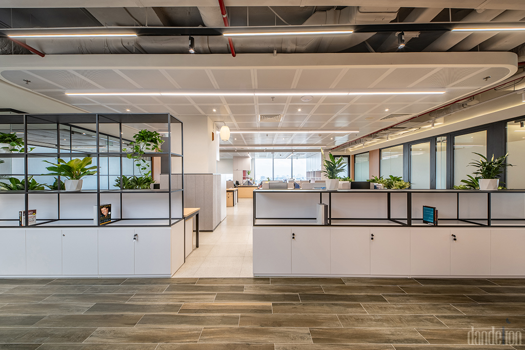 HL open workspace – natural light and efficient layout
